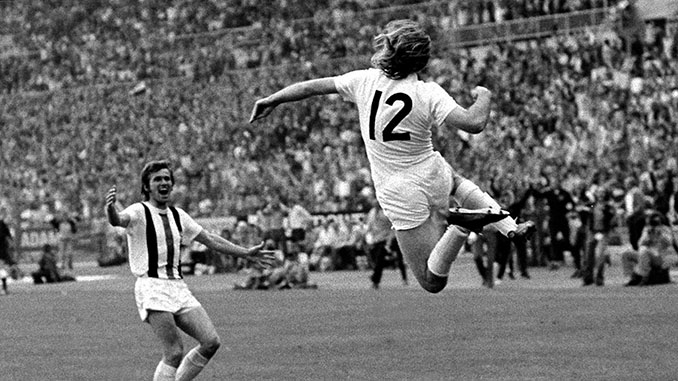 Günter Netzer celebrando el gol que decidió la final de la Copa de Alemania de 1973 - Odio Eterno Al Fútbol Moderno