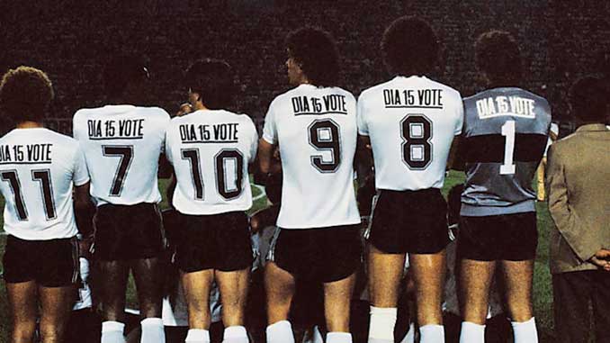 Eslogan "Dia 15 Vote" en la camiseta de Corinthians - Odio Eterno Al Fútbol Moderno