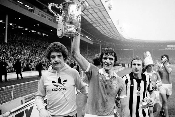 Celebración de la Liga conquistada por el Manchester City en 1968 - Odio Eterno Al Fútbol Moderno 