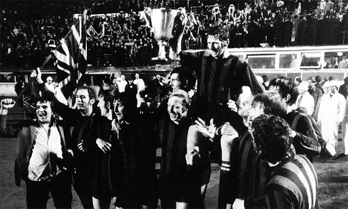 Jugadores del Manchester City celebrando la Recopa de 1970 - Odio Eterno Al Fútbol Moderno