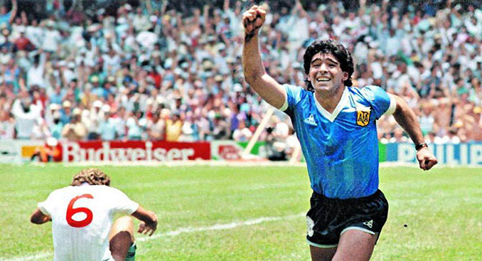 Maradona celebrando el "gol del siglo" con Butcher de espaldas - Odio Eterno Al Fútbol Moderno 