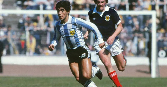 Maradona marcó su primer gol con Argentina en un amistoso ante Escocia - Odio Eterno Al Fútbol Moderno