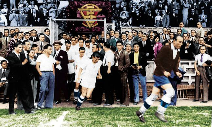 Zamora saltando al césped en la final de Copa de 1936 - Odio Eterno Al Fútbol Moderno 