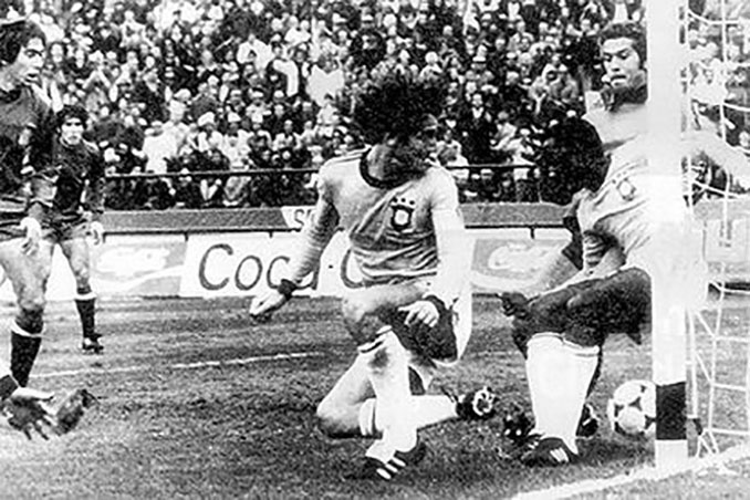 Amaral evitó el gol de Cardeñosa en el Brasil vs España del Mundial de 1978 - Odio Eterno Al Fútbol Moderno
