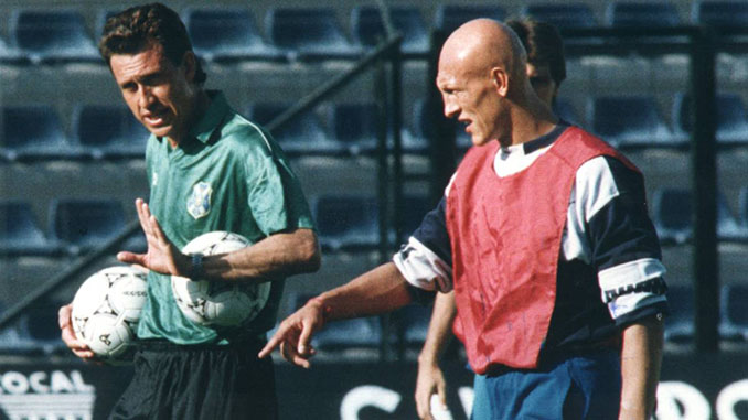 Valdano junto a Dertycia durante un entrenamiento del CD Tenerife - Odio Eterno Al Fútbol Moderno
