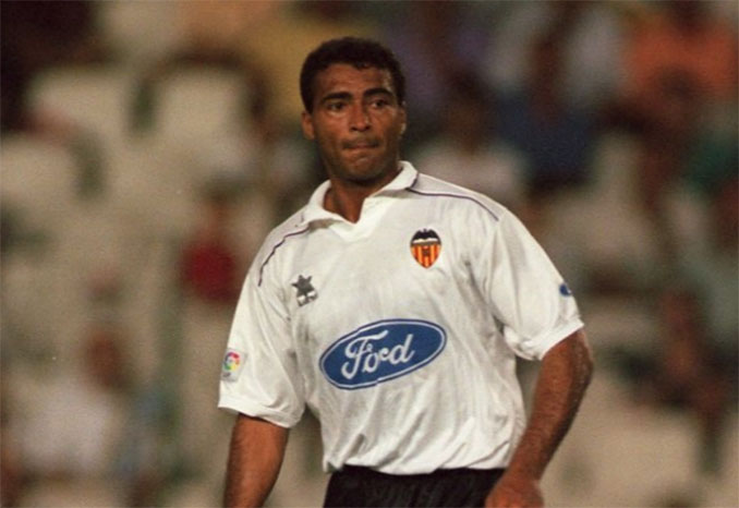 Romario vistiendo la camiseta del Valencia CF - Odio Eterno Al Fútbol Moderno 