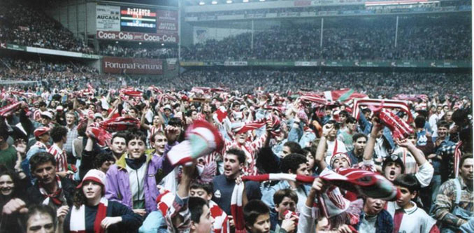 Aficionados del Athletic celebrando la victoria ante el Newcastle en 1994 - Odio Eterno Al Fútbol Moderno 