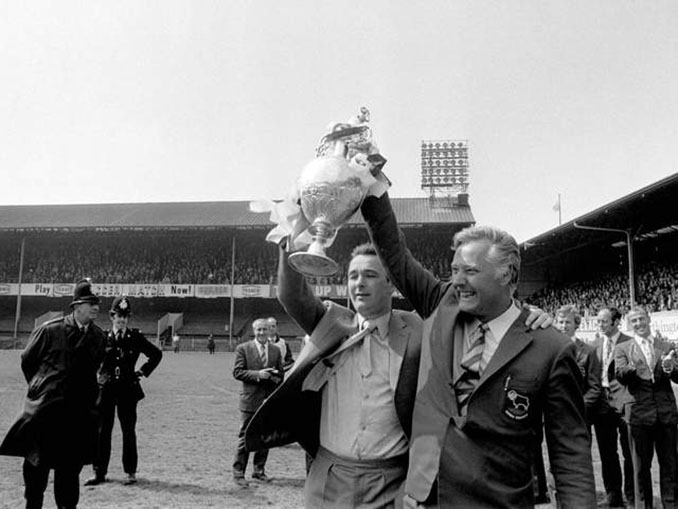 Brian Clough y Peter Taylor celebrando el primer título liguero del Derby County - Odio Eterno Al Fútbol Moderno 