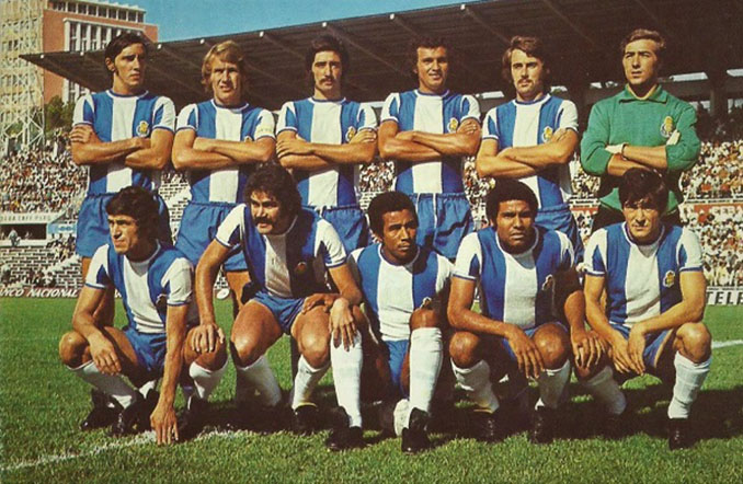 La camiseta del Oporto con sus tradicionales franjas verticales azules y blancas - Odio Eterno Al Fútbol Moderno 