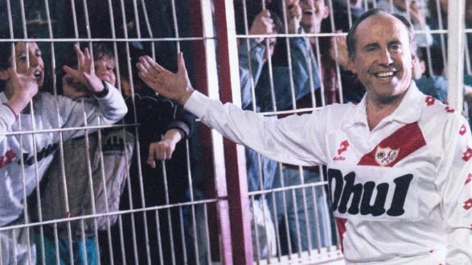 José María Ruiz Mateos, propietario de Rumasa, en el Estadio de Vallecas - Odio Eterno Al Fútbol Moderno