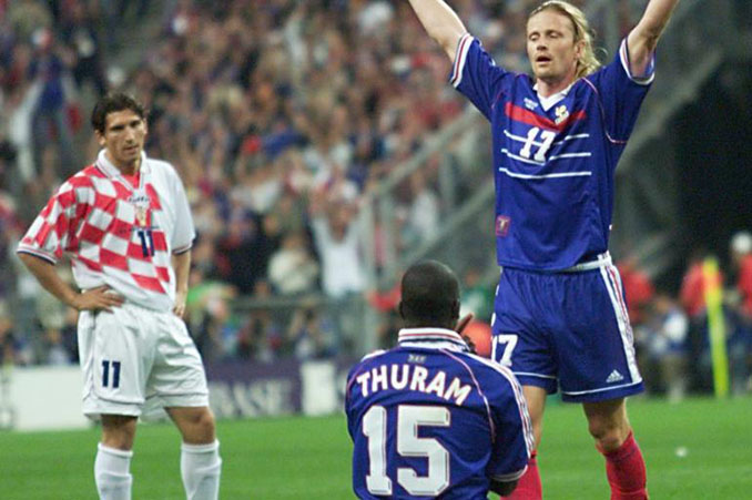 Thuram celebrando el gol de la victoria ante Croacia en el Mundial de 1998 - Odio Eterno Al Fútbol Moderno 
