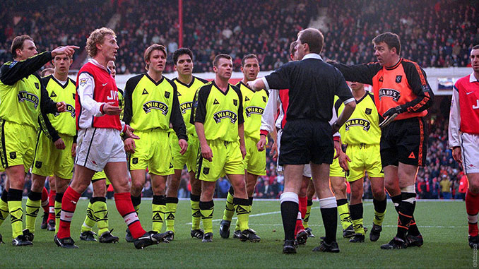 Jugadores del Arsenal y el Sheffield United discutiendo tras la polémica jugada de 1999 - Odio Eterno Al Fútbol Moderno 