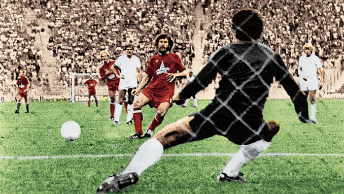 Breitner transformando un penalti en el amistoso que disputaron Bayern de Munich y Real Madrid en 1980 - Odio Eterno Al Fútbol Moderno 