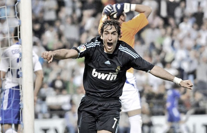 Raúl celebrando su último gol con el Real Madrid - Odio Eterno Al Fútbol Moderno 