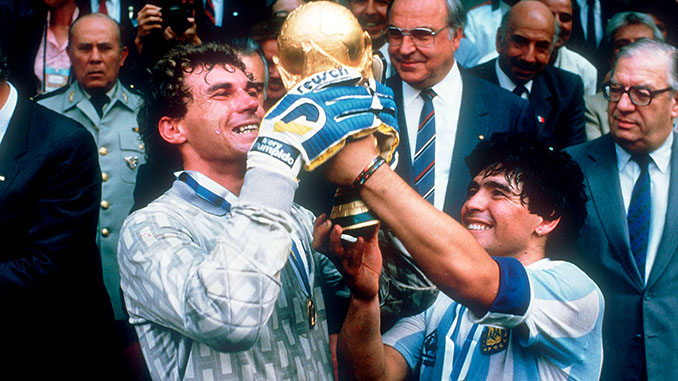 Pumpido y Maradona levantando la Copa del Mundo de 1986 - Odio Eterno Al Fútbol Moderno 