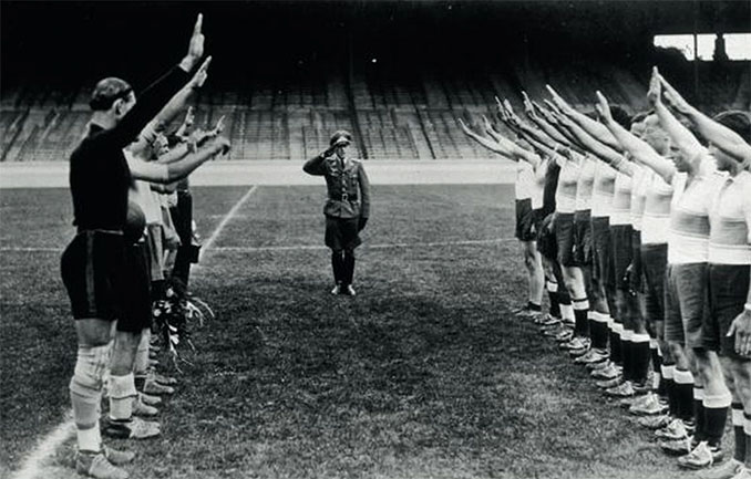 Selecciones de Alemania e Italia realizando el saludo nazi antes de un amistoso - Odio Eterno Al Fútbol Moderno