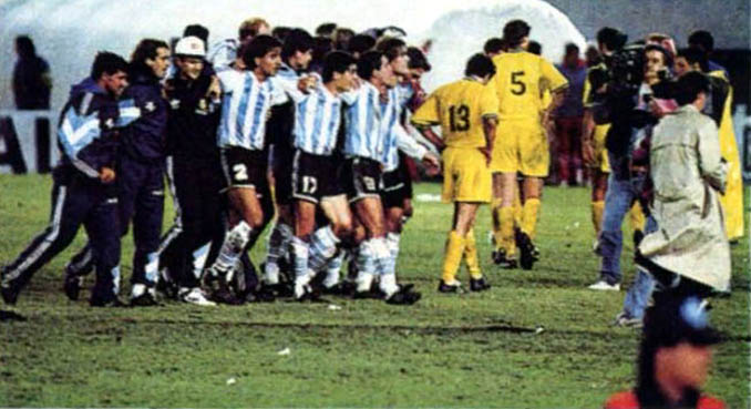 Jugadores de Argentina celebrando la clasificación para el Mundial tras ganar a Australia - Odio Eterno Al Fútbol Moderno 