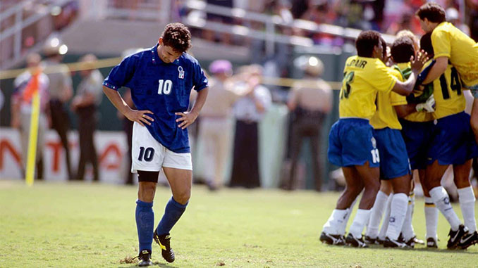 Roberto Baggio tras fallar su penalti en la final de la Copa del Mundo de 1994 - Odio Eterno Al Fútbol Moderno