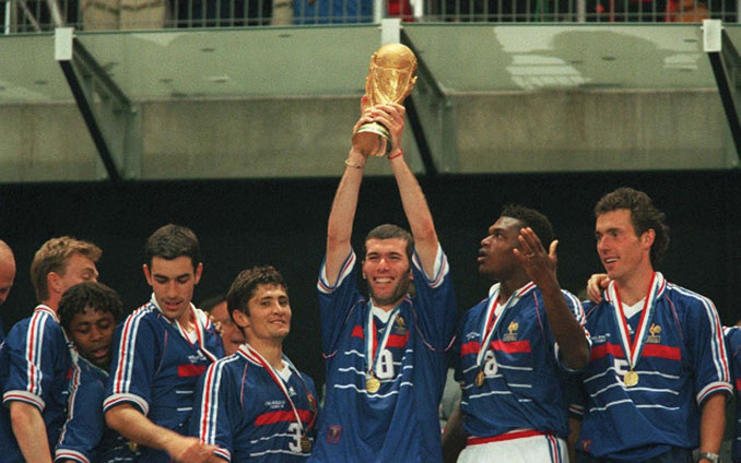 Zidane levantando la Copa del Mundo en el Stade de France - Odio Eterno Al Fútbol Moderno 