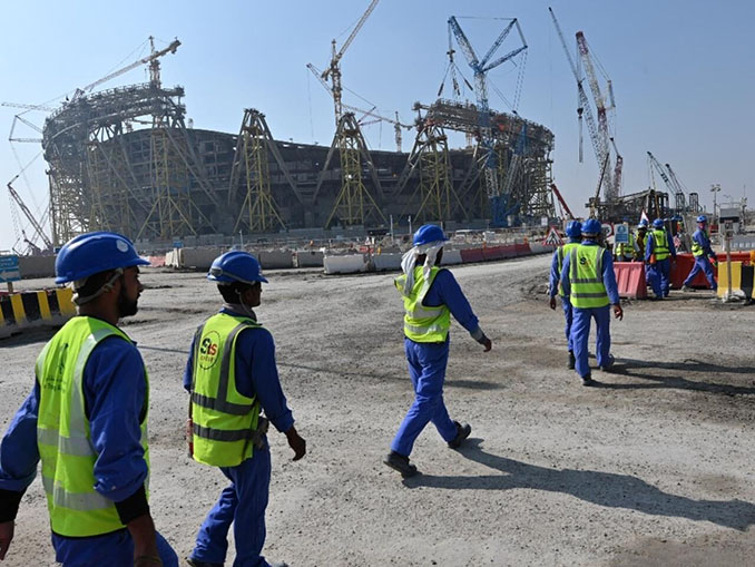 Trabajadores en las obras de los estadios para el Mundial 2022 - Odio Eterno Al Fútbol Moderno