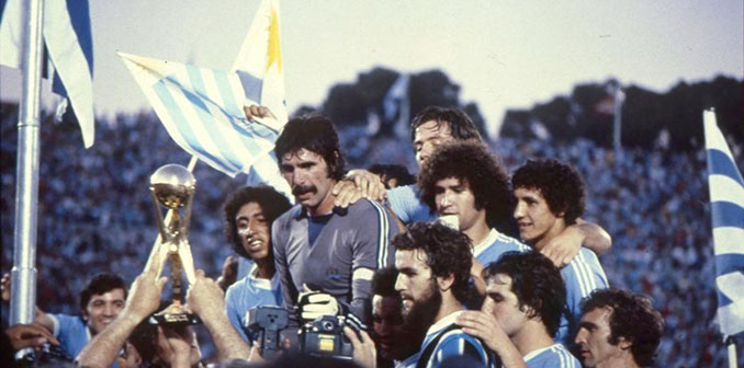 Selección uruguaya con la Copa de Oro de Campeones Mundiales - Odio Eterno Al Fútbol Moderno
