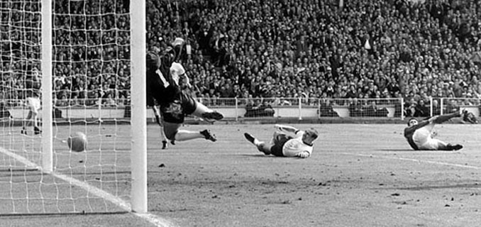 El de Geoff Hurst en la final de 1966 posiblemente sea el gol fantasma más famoso en la historia del fútbol - Odio Eterno Al Fútbol Moderno