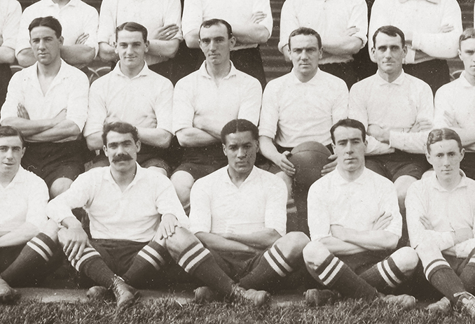 Walter Tull (en el centro de la imagen) durante su etapa como jugador del Tottenham Hotspur - Odio Eterno Al Fútbol Moderno