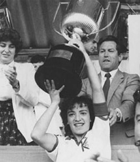 Inma Castañón levantando el trofeo de la Copa de la Reina - Odio Eterno Al Fútbol Moderno