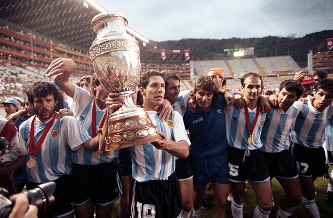 Simeone levantando el trofeo de la Copa América - Odio Eterno Al Fútbol Moderno