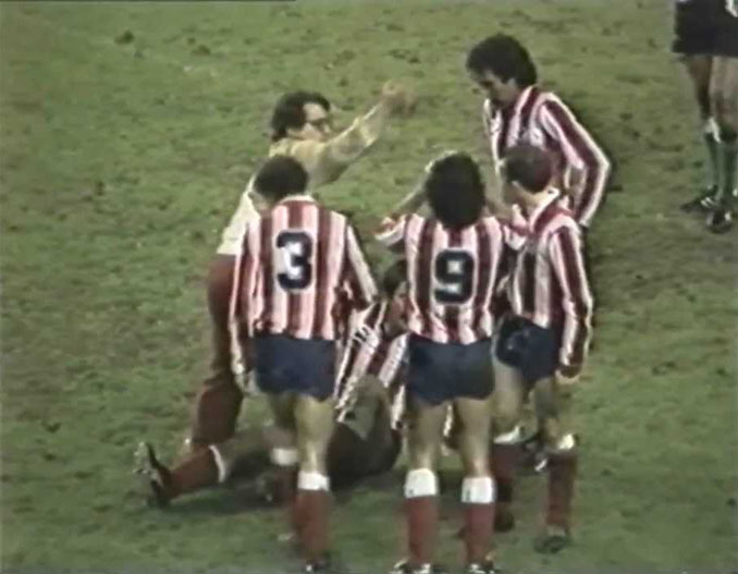 Arteche siendo atendido tras su gol al Betis en 1983 - Odio Eterno Al Fútbol Moderno