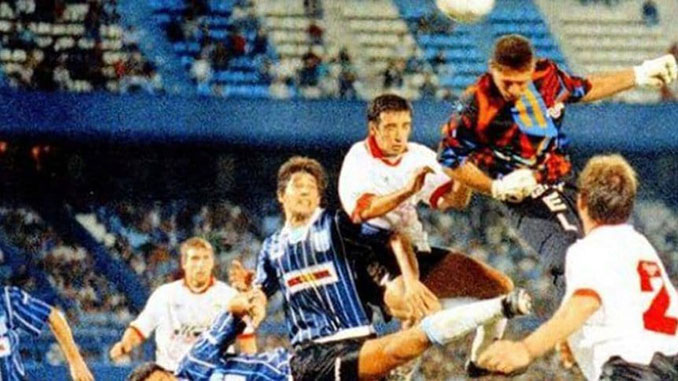 Carlos Bossio marcó en 1996 el primer gol de un portero de cabeza en el campeonato argentino - Odio Eterno Al Fútbol Moderno