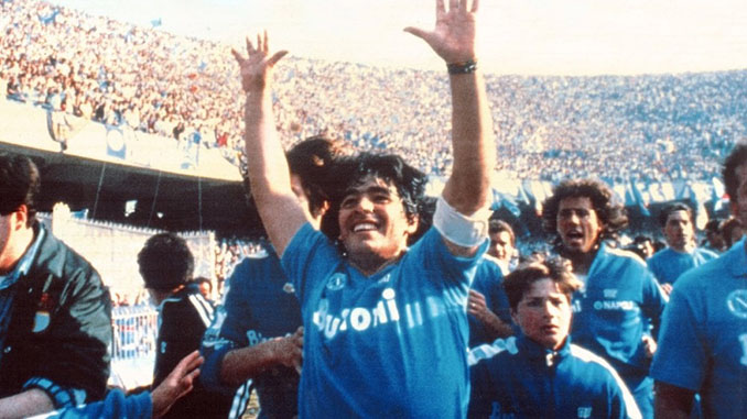 Maradona celebrando el primer Scudetto del Nápoles - Odio Eterno Al Fútbol Moderno