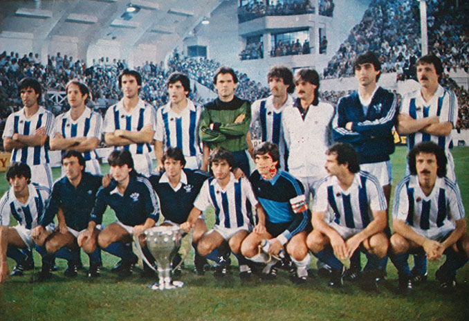 Jugadores de la Real Sociedad con el trofeo de la Liga 1980-1981 - Odio Eterno Al Fútbol Moderno 