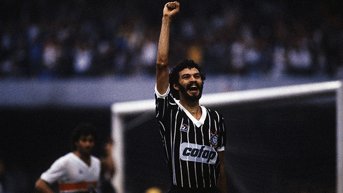 Sócrates celebrando un gol con la camiseta de Corinthians - Odio Eterno Al Fútbol Moderno