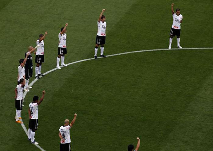 Homenaje a Sócrates de los jugadores de Corinthians - Odio Eterno Al Fútbol Moderno