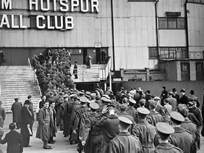 Público accediendo al estadio del Tottenham para ver un partido de la Wartime League - Odio Eterno Al Fútbol Moderno