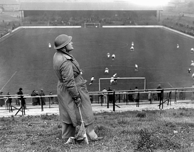 Soldado vigilando durante un partido de la Wartime League - Odio Eterno Al Fútbol Moderno