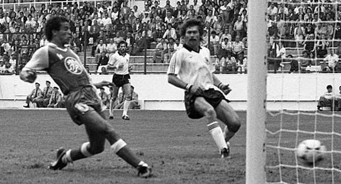 Belloumi marcó el gol de la victoria para Argelia ante Alemania en el Mundial de 1982 - Odio Eterno Al Fútbol Moderno 