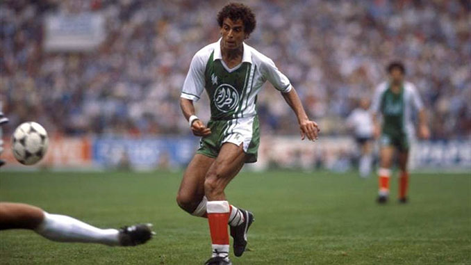 Belloumi en un partido con Argelia - Odio Eterno Al Fútbol Moderno