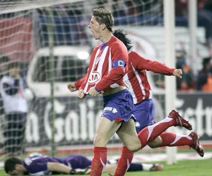 Fernando Torres celebrando su primer gol al Real Madrid - Odio Eterno Al Fútbol Moderno