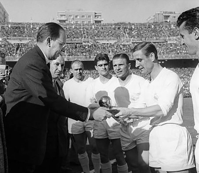 Raymond Kopa recibiendo el Balón de Oro de 1958 - Odio Eterno Al Fútbol Moderno