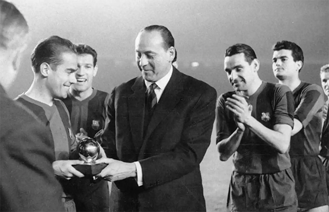 Luis Suárez recibiendo el Balón de Oro de 1960 - Odio Eterno Al Fútbol Moderno