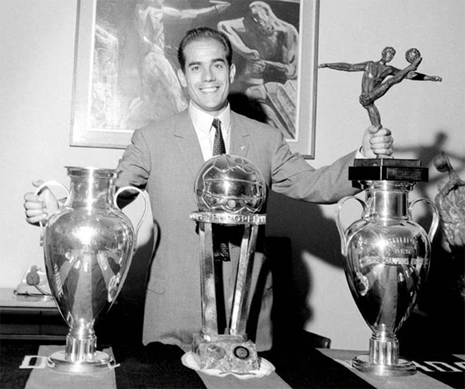 Luis Suárez con varios trofeos conquistados en el Inter de Milán - Odio Eterno Al Fútbol Moderno 