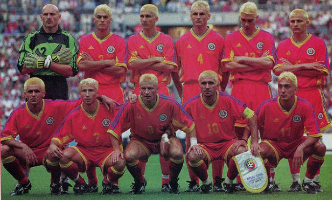 Selección de Rumano en Francia '98. Stelea fue el único que no pudo cumplir con la promesa de teñirse el pelo - Odio Eterno Al Fútbol Moderno 