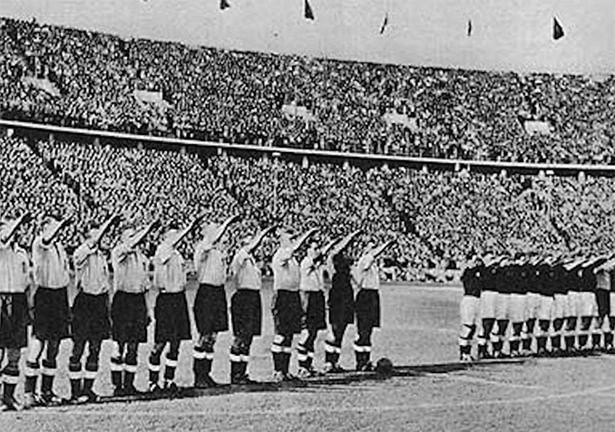Futbolistas ingleses y alemanes realizando el saludo nazi antes del partido disputado en 1938 - Odio Eterno Al Fútbol Moderno 