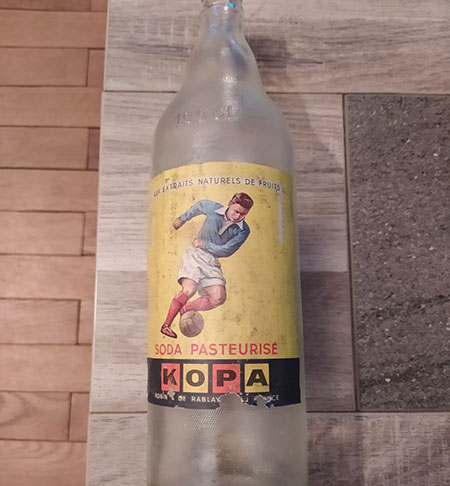 Botella de soda de la marca Kopa - Odio Eterno Al Fútbol Moderno