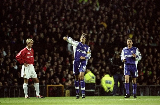 Batistuta celebrando su gol al Manchester United en la Champions League 1999-2000 - Odio Eterno Al Fútbol Moderno