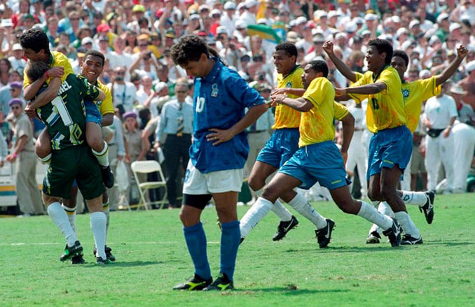 Roberto Baggio desolado con los jugadores celebrando el título a sus espaldas - Odio Eterno Al Fútbol Moderno