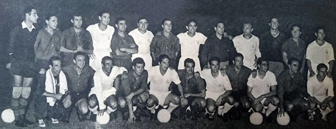 Futbolistas de FC Barcelona y Real Madrid posando juntos antes del amistoso disputado en 1956 - Odio Eterno Al Fútbol Moderno