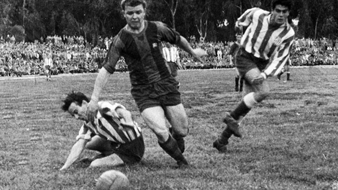 Kubala ante dos jugadores del Atlético de Tetuán en la Copa del Rey de 1951 - Odio Eterno Al Fútbol Moderno